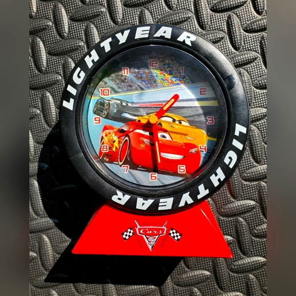 Disney Lightning McQueen Tire Clock - Picture 3 of 4